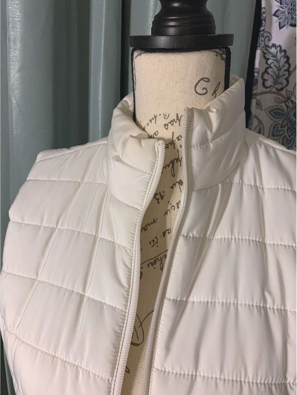 LOFT Women's White Quilted Puffer Vest Size Small - Picture 2 of 5
